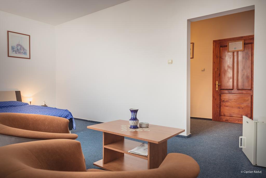 Hotel Iris Tirnaveni Экстерьер фото