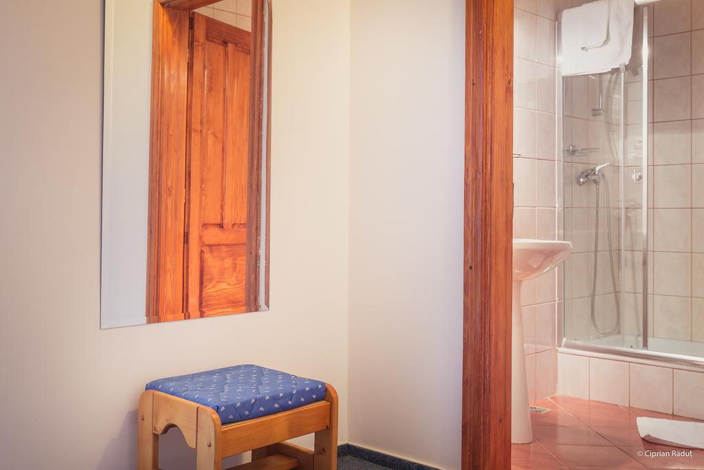 Hotel Iris Tirnaveni Экстерьер фото