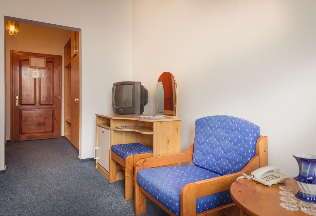 Hotel Iris Tirnaveni Экстерьер фото