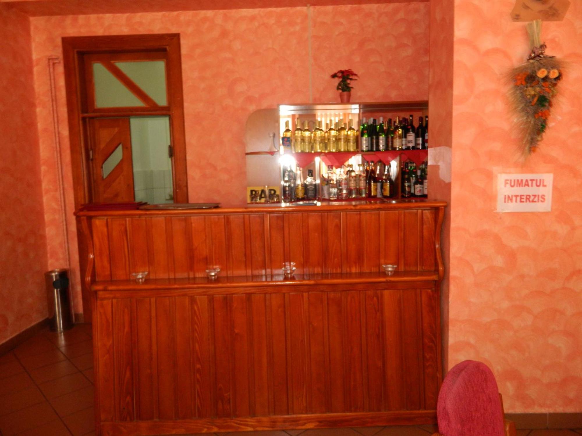Hotel Iris Tirnaveni Экстерьер фото