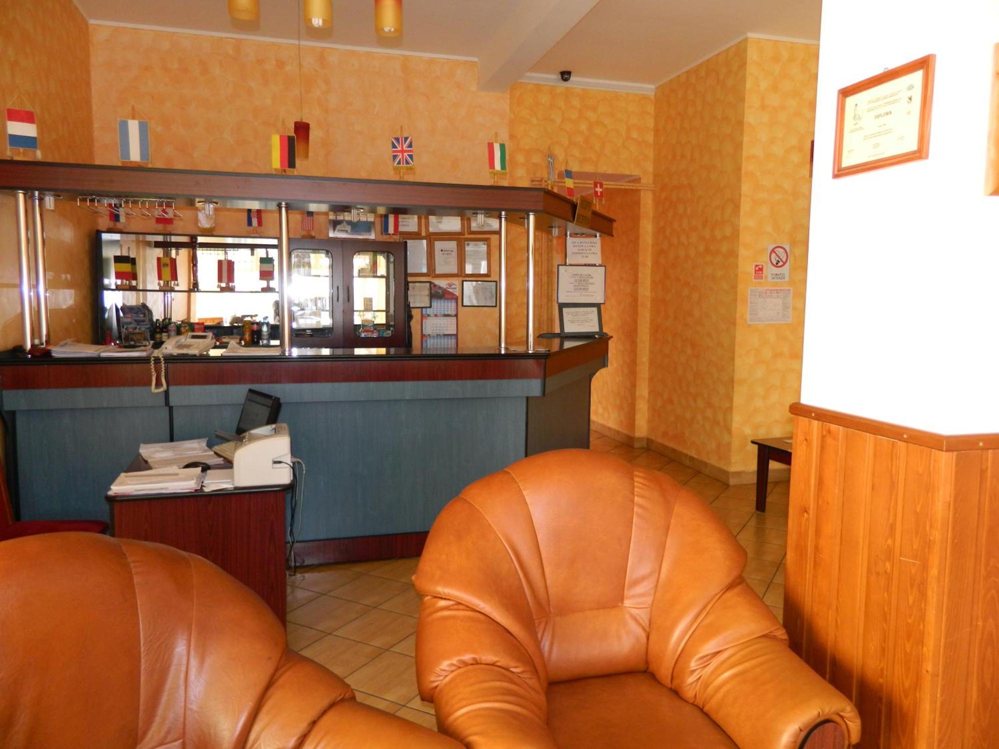 Hotel Iris Tirnaveni Экстерьер фото