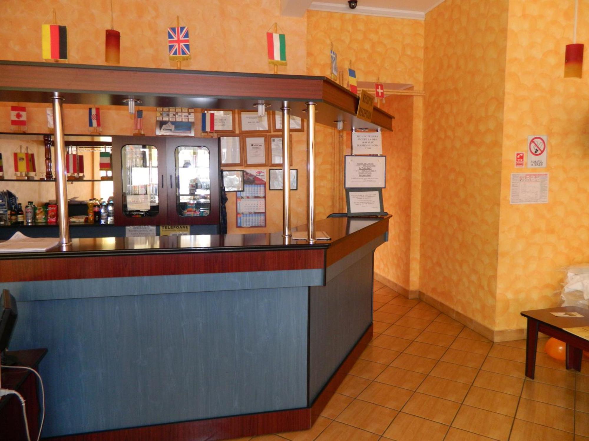 Hotel Iris Tirnaveni Экстерьер фото