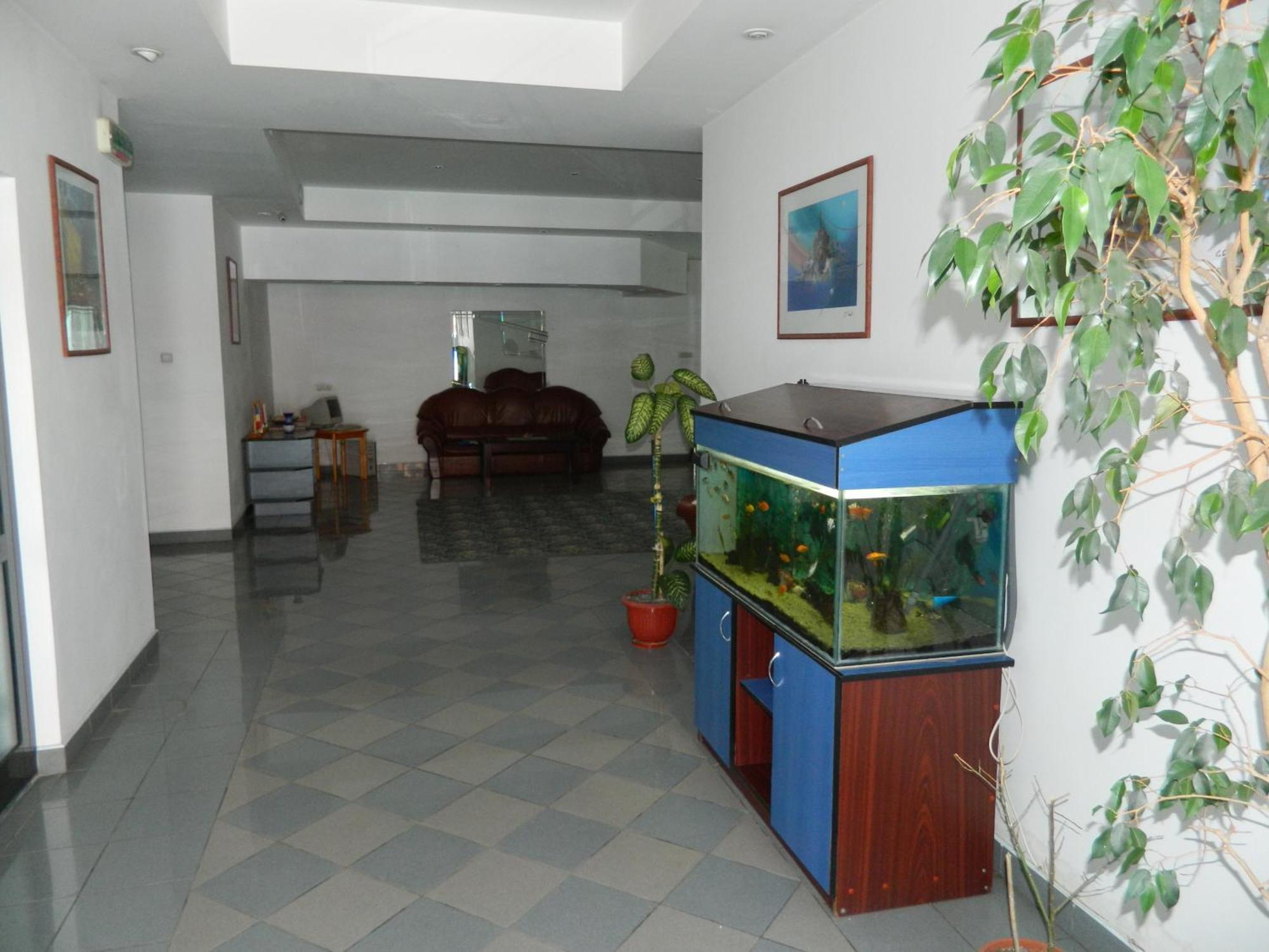 Hotel Iris Tirnaveni Экстерьер фото