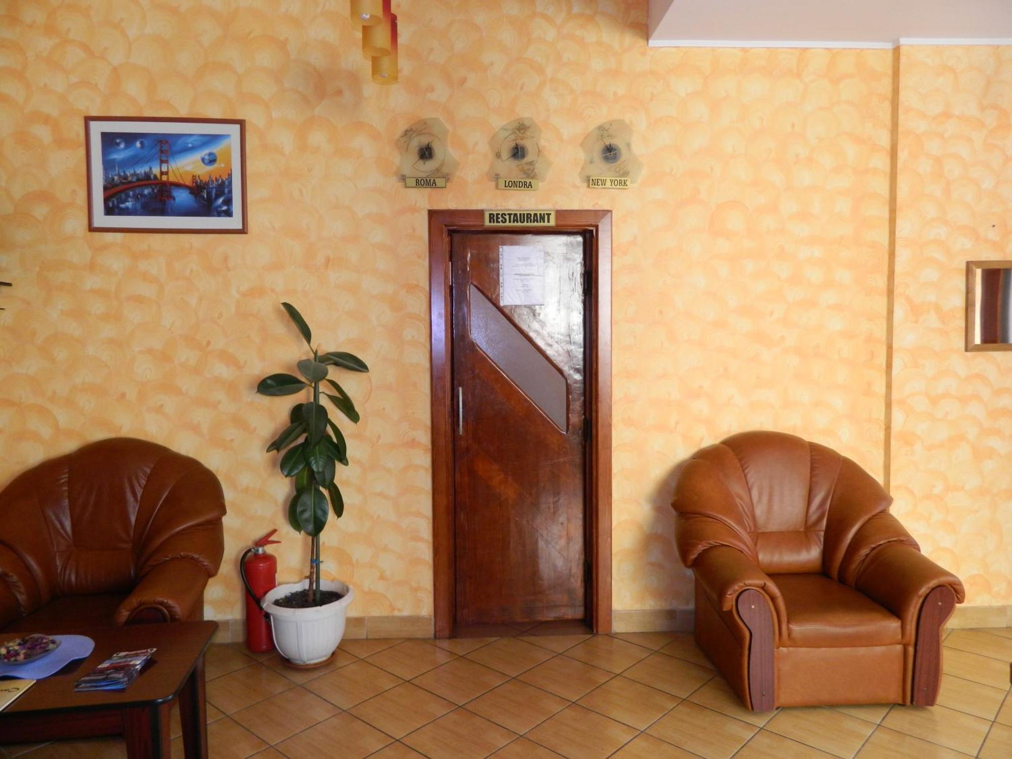 Hotel Iris Tirnaveni Экстерьер фото