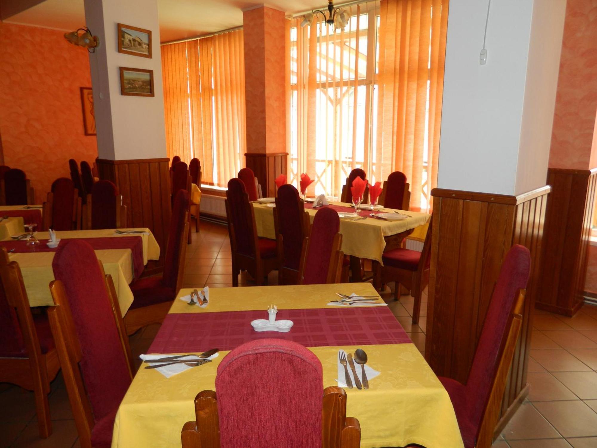 Hotel Iris Tirnaveni Экстерьер фото