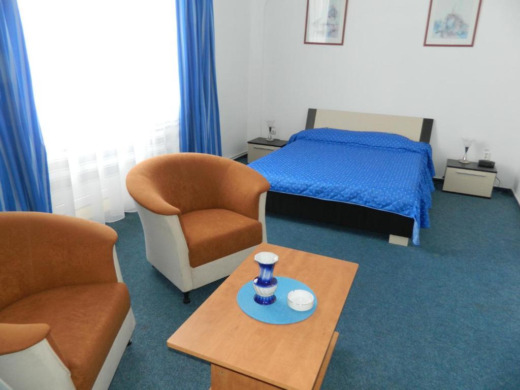 Hotel Iris Tirnaveni Экстерьер фото