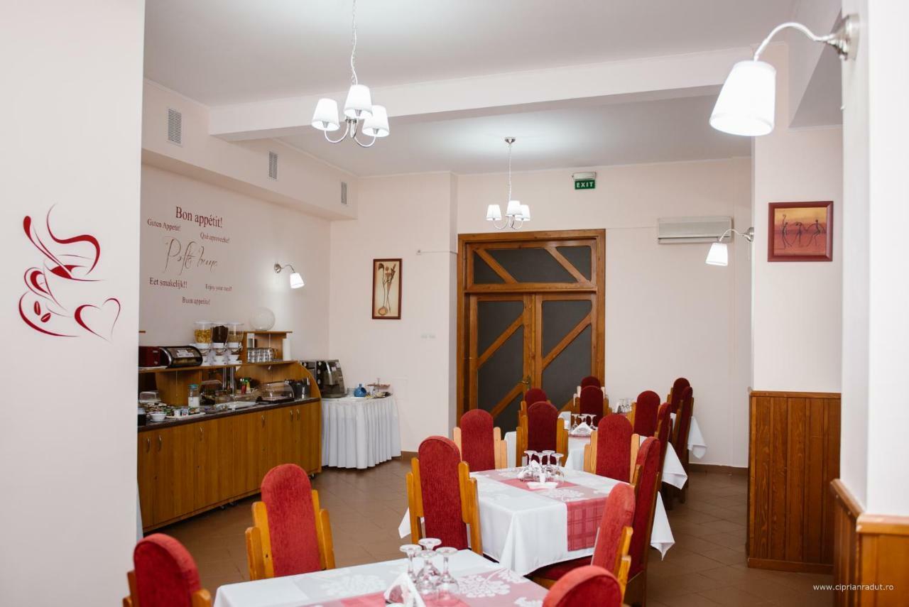Hotel Iris Tirnaveni Экстерьер фото
