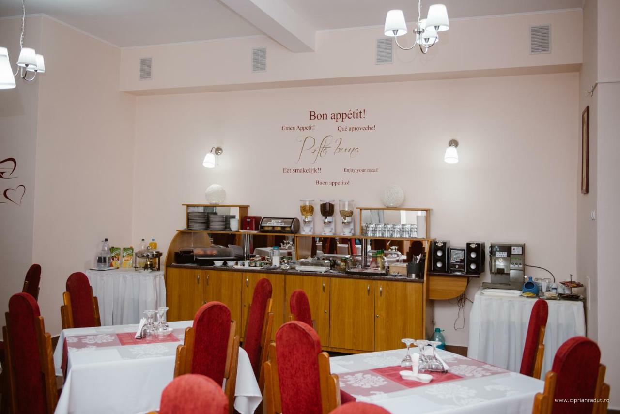 Hotel Iris Tirnaveni Экстерьер фото