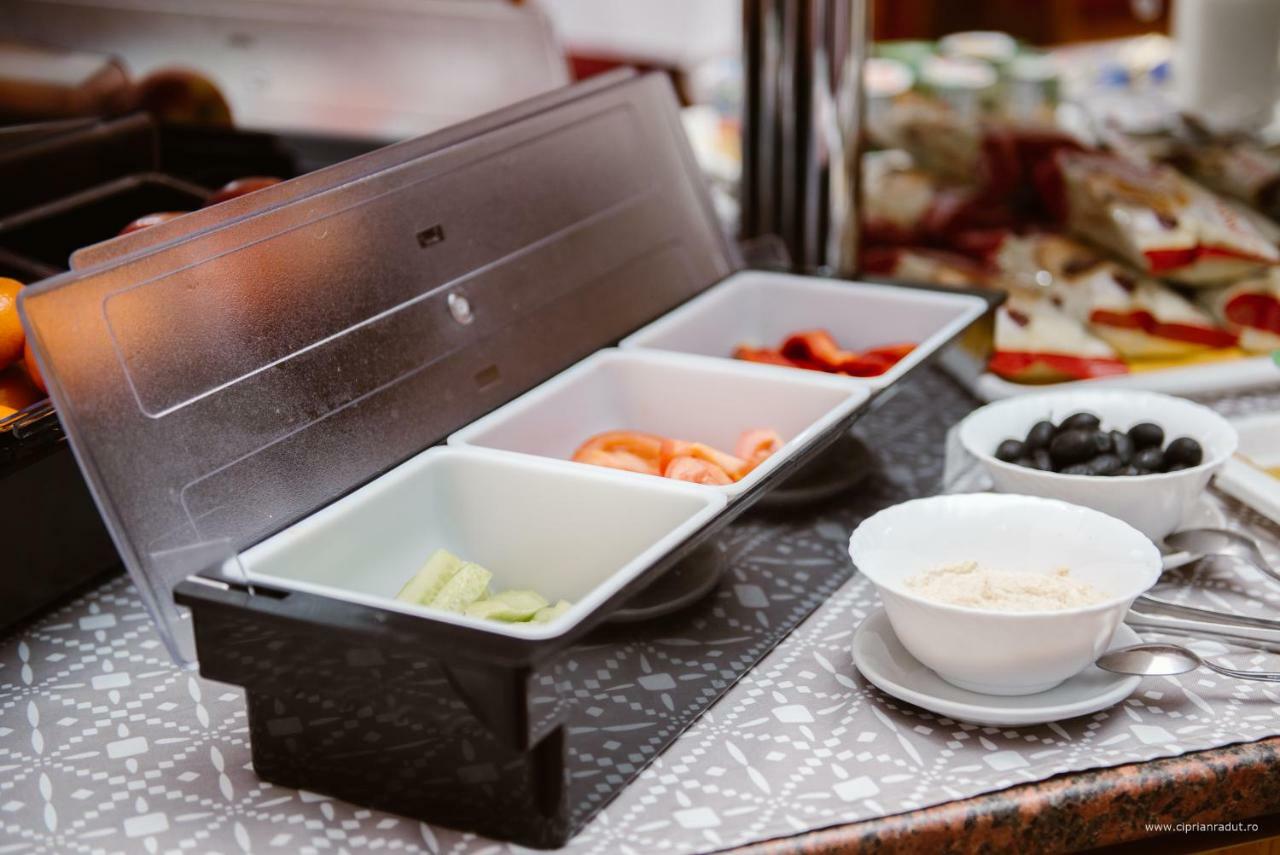 Hotel Iris Tirnaveni Экстерьер фото