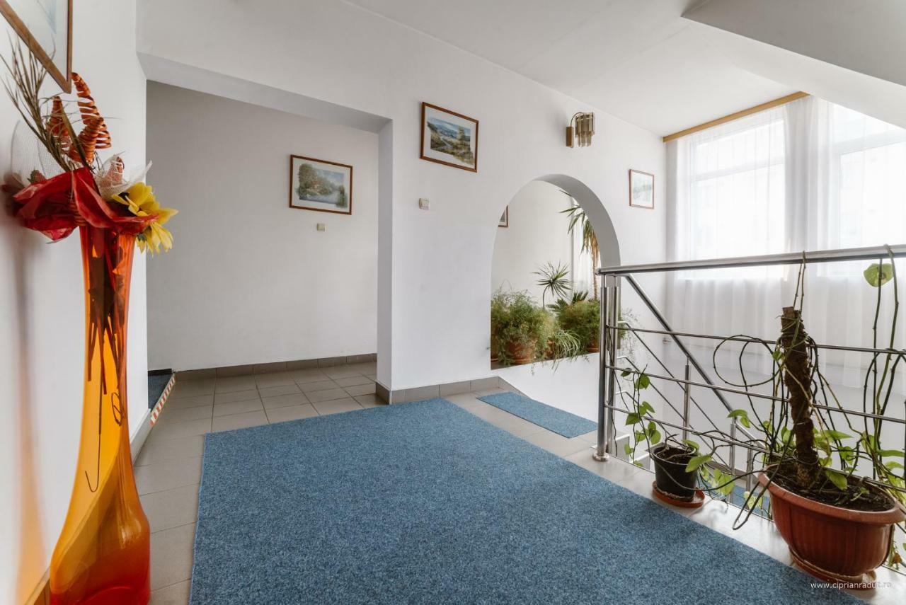 Hotel Iris Tirnaveni Экстерьер фото