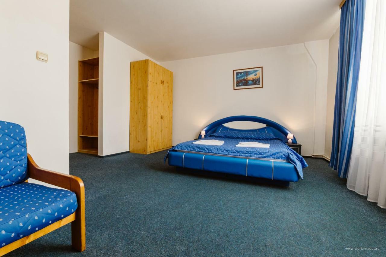 Hotel Iris Tirnaveni Экстерьер фото