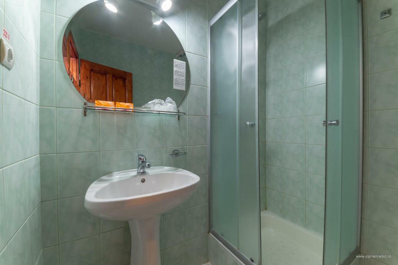 Hotel Iris Tirnaveni Экстерьер фото