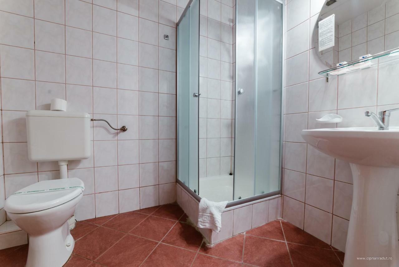 Hotel Iris Tirnaveni Экстерьер фото