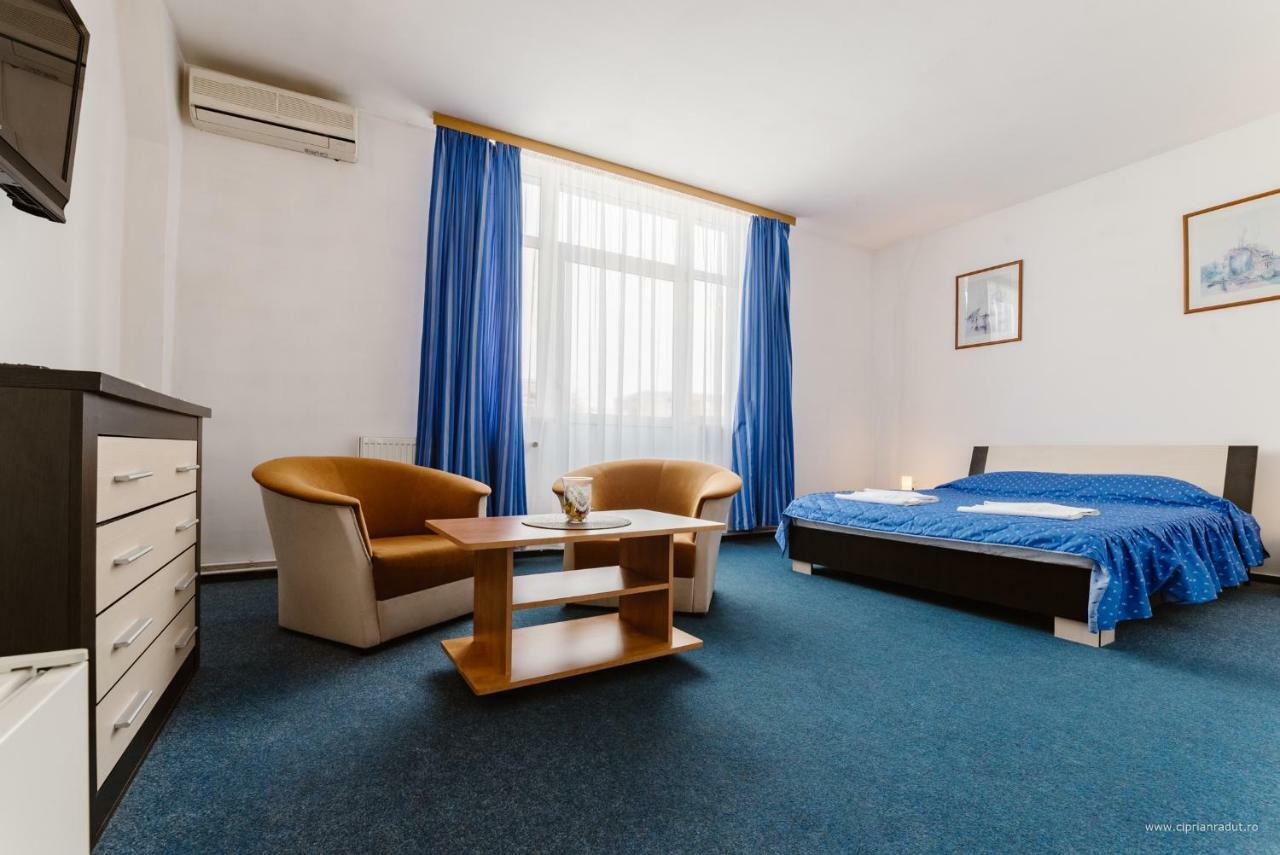 Hotel Iris Tirnaveni Экстерьер фото