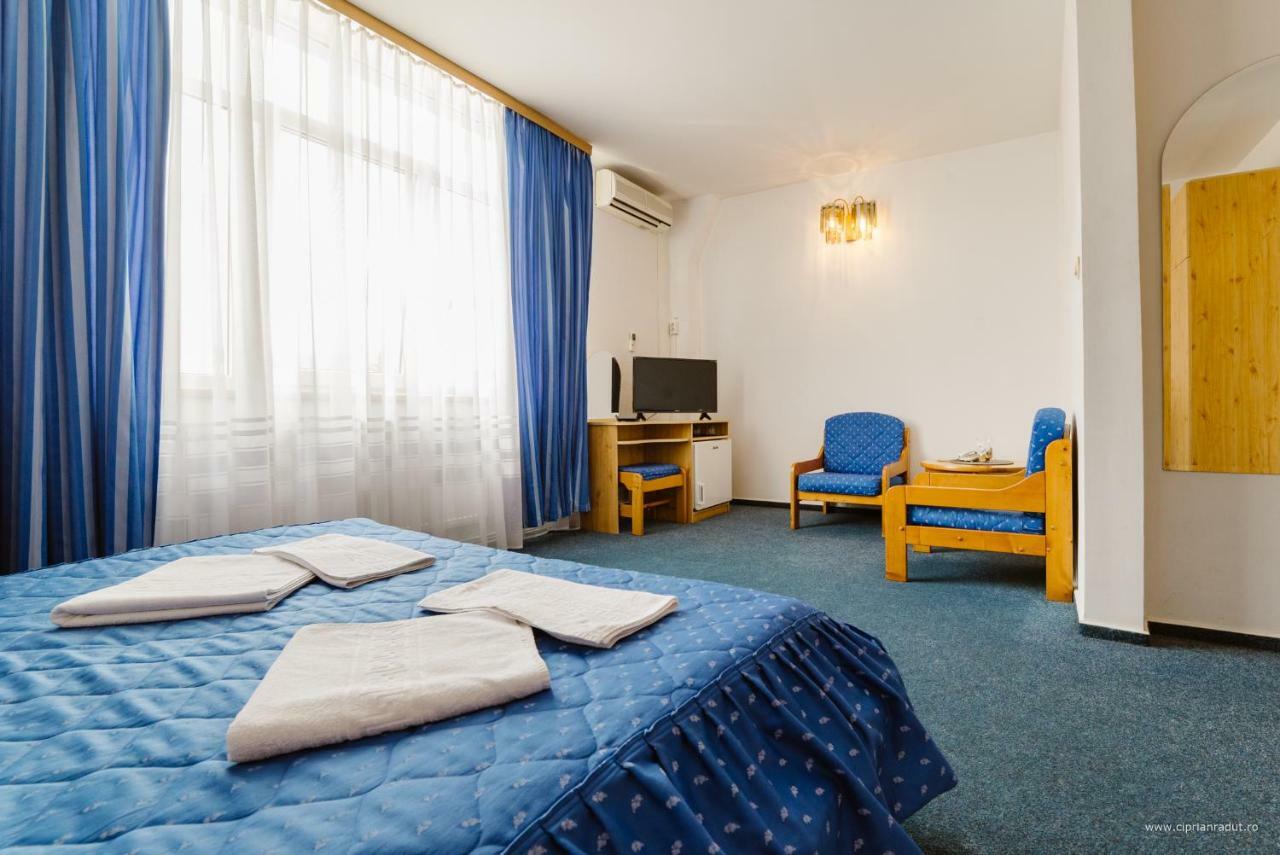 Hotel Iris Tirnaveni Экстерьер фото